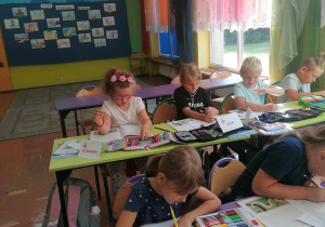 Uczniowie klasy I A pracują w ławkach.