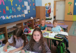 Uczniowie klasy I A pracują w ławkach.