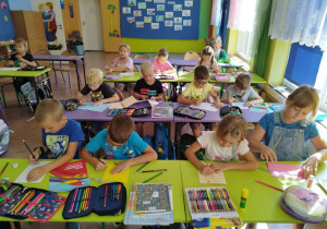 Uczniowie klasy I A wykonują laurki na konkurs.