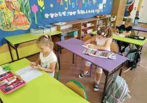 Uczniowie klasy I A wykonują laurki na konkurs.