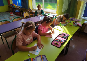 Uczniowie klasy I A wykonują laurki na konkurs.