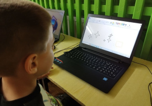 Uczniowie klasy I B podczas informatyki