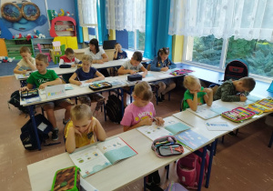 Uczniowie klasy I B poznają pierwsze litery.