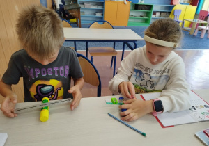Uczniowie klasy I B konstruują wagę z przyborów szkolnych.