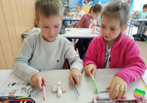 Uczniowie klasy I B konstruują wagę z przyborów szkolnych.