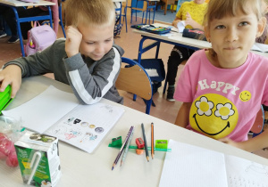 Uczniowie klasy I B konstruują wagę z przyborów szkolnych.