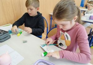 Uczniowie klasy I B konstruują wagę z przyborów szkolnych.