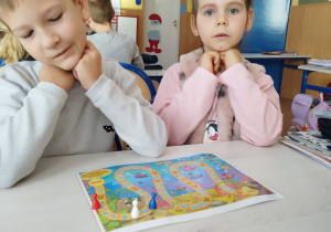 Uczniowie grają w grupach.