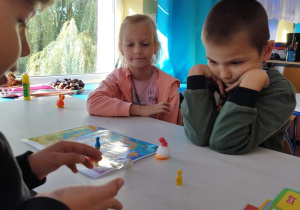 Uczniowie grają w grupach.