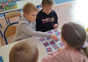Uczniowie grają w grupach.
