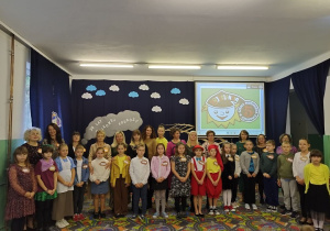 Pracownicy Bajkolandii wraz z "zastępcami" w Dniu Samorządności