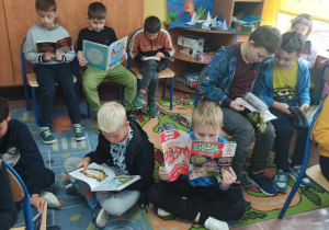 Dziewczynki z klasy Czarnych Jagódek podczas przerwy na czytanie