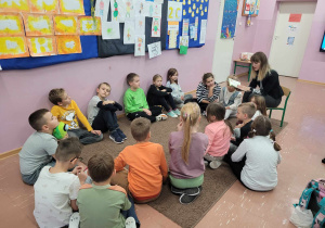 Klasa II c czyta na przerwach.