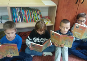 Uczniowie z klasy III C podczas "Przerwy na czytanie"