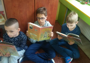 Uczniowie z klasy III C podczas "Przerwy na czytanie"