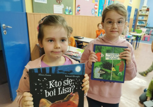 Uczniowie Bajkolandii podczas "Przerwy na czytanie"