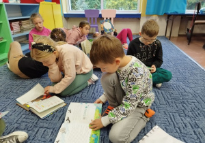 Uczniowie z klasy I B podczas "Przerwy na czytanie"