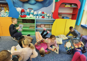 Uczniowie z klasy I B podczas "Przerwy na czytanie"