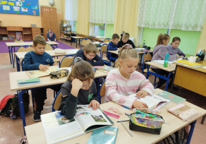 Uczniowie z klasy III A podczas "Przerwy na czytanie"