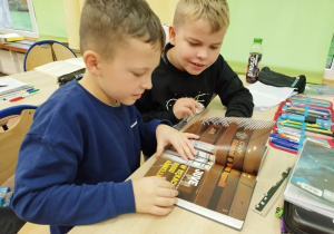 Uczniowie z klasy III A podczas "Przerwy na czytanie"