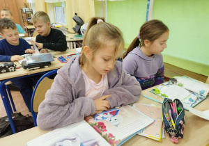Uczniowie z klasy III A podczas "Przerwy na czytanie"