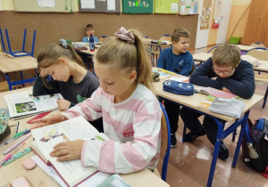 Uczniowie z klasy III A podczas "Przerwy na czytanie"