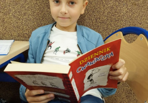 Uczeń z klasy III A podczas "Przerwy na czytanie"