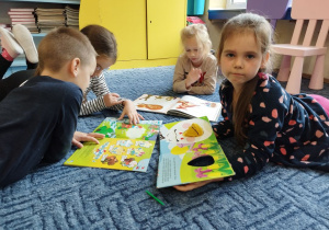 Uczniowie z klasy I B podczas "Przerwy na czytanie"