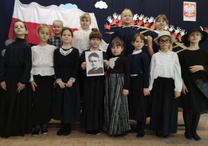 Dziewczynki w strojach z czasów Marii Curie Skłodowskiej