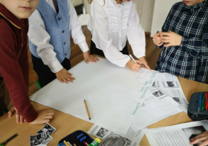 Uczniowie podczas pracy nad projektem