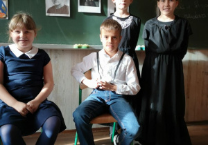 Uczniowie prowadzą rozmowy o patronce