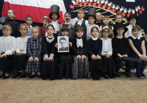 Uczniowie w strojach z czasów Marii Curie Skłodowskiej