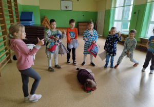 Uczniowie klasy I B bawią się w "Starego niedźwiedzia"