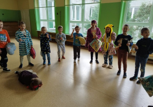 Uczniowie klasy I B bawią się w "Starego niedźwiedzia"
