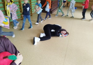 Uczniowie klasy I B bawią się w "Starego niedźwiedzia"