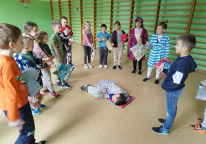 Uczniowie klasy I B bawią się w "Starego niedźwiedzia"