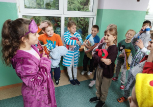 Uczniowie klasy I B bawią się w "Ciuciubabkę"