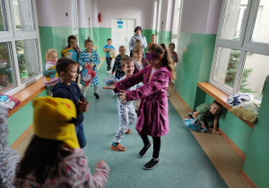 Uczniowie klasy I B bawią się w "Ciuciubabkę"