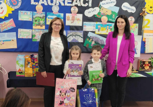 Laureaci w kategorii klas I z panią Wicedyrektor i organizatorem konkursu.