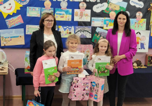 Laureaci w kategorii klas II z panią Wicedyrektor i organizatorem konkursu.