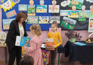 Wręczenie nagrody za II miejsce w kategorii klas 3.