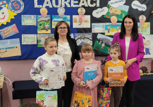 Laureaci w kategorii klas III z panią Wicedyrektor i organizatorem konkursu.