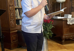 Laureat czyta swój wiersz - Zdjęcie pochodzi ze strony MBP
