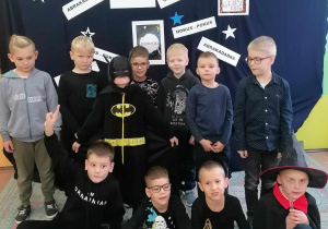 Grupowe zdjęcie dzieci w andrzejkowych przebraniach
