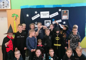 Grupowe zdjęcie dzieci w andrzejkowych przebraniach