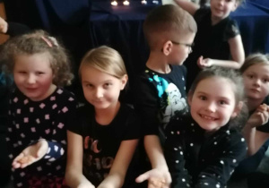 Dzieci pokazują figury z wosku