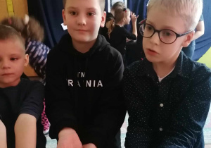 Dzieci pokazują figury z wosku