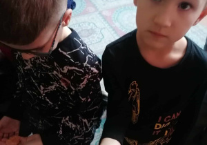 Dzieci pokazują figury z wosku