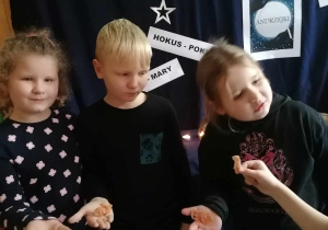 Dzieci pokazują figury z wosku