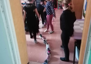 Marsz butami ¬kto pierwszy wyjdzie za mąż lub się ożeni.